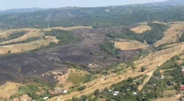 Caraș-Severin: A treia zi de intervenții pentru stingerea incendiilor de vegetație; incendiul din Sichevița este încă activ