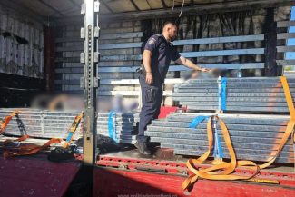 Marocani intrați ilegal în România, găsiți inconștienți în semiremorca unui TIR
