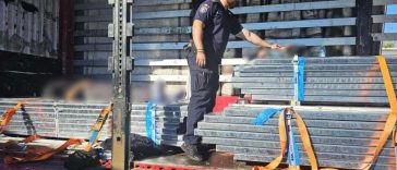 Marocani intrați ilegal în România, găsiți inconștienți în semiremorca unui TIR