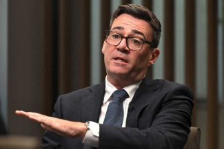 Regatul Unit: Premierul Andy Burnham pledează pentru o constituție scrisă