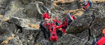 Sibiu: Intervenție a salvamontiștilor pentru un parapantist blocat într-un copac în Munții Făgăraș