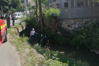 Alba: Trei răniți, după ce s-au răsturnat cu un ATV într-o vale