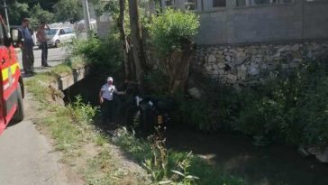 Alba: Trei răniți, după ce s-au răsturnat cu un ATV într-o vale
