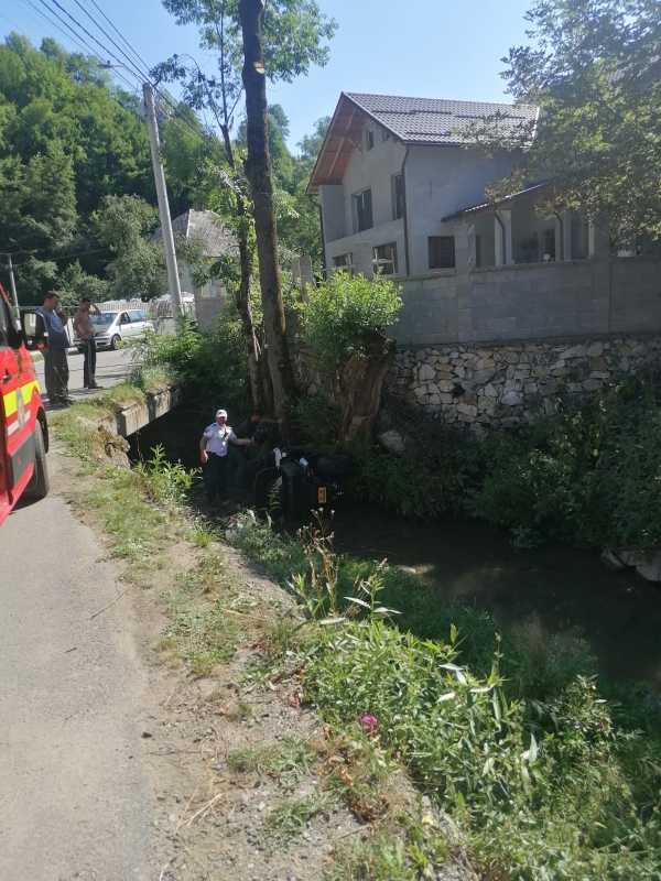 Alba: Trei răniți, după ce s-au răsturnat cu un ATV într-o vale