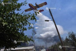 Grecia: Incendiul a reizbucnit în apropiere de Atena; avioane care lansează apă intervin la fața locului