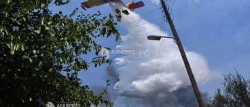 Grecia: Incendiul a reizbucnit în apropiere de Atena; avioane care lansează apă intervin la fața locului