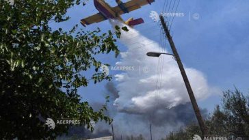 Grecia: Incendiul a reizbucnit în apropiere de Atena; avioane care lansează apă intervin la fața locului