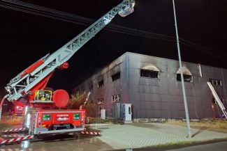 Arad: Un incendiu cu degajări mari de fum a cuprins un service auto; mesaj de alertă pentru populație