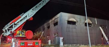 Arad: Un incendiu cu degajări mari de fum a cuprins un service auto; mesaj de alertă pentru populație