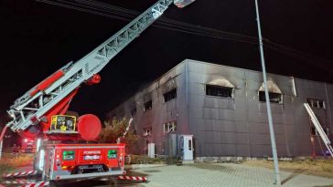Arad: Un incendiu cu degajări mari de fum a cuprins un service auto; mesaj de alertă pentru populație