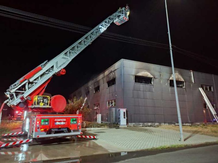 Arad: Un incendiu cu degajări mari de fum a cuprins un service auto; mesaj de alertă pentru populație