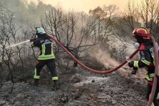IGSU: Pompierii români continuă misiunile în Grecia; au intervenit în regiunea Attica pentru lichidarea unui incendiu