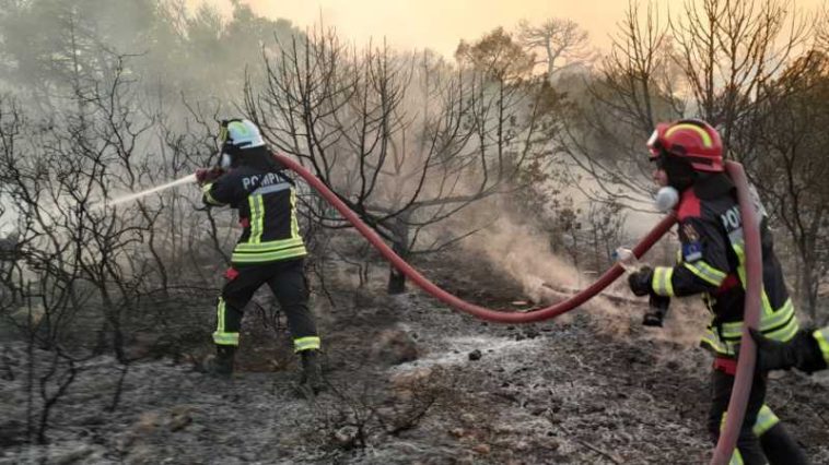 IGSU: Pompierii români continuă misiunile în Grecia; au intervenit în regiunea Attica pentru lichidarea unui incendiu