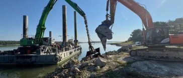 ANAR: Acțiunile de dragaj pe Dunărea Veche continuă; două excavatoare sparg mecanizat piatră pentru încărcarea barjelor