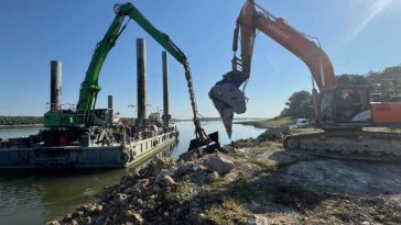 ANAR: Acțiunile de dragaj pe Dunărea Veche continuă; două excavatoare sparg mecanizat piatră pentru încărcarea barjelor