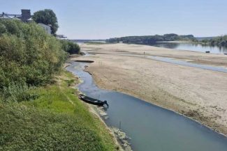 Olt: Portul turistic și cel comercial din Corabia, blocate din cauza nivelului scăzut al Dunării (GALERIE FOTO)