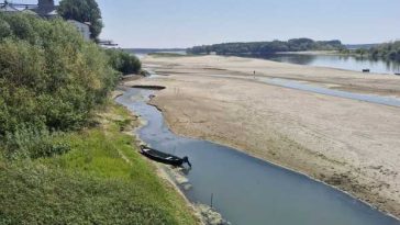Olt: Portul turistic și cel comercial din Corabia, blocate din cauza nivelului scăzut al Dunării (GALERIE FOTO)
