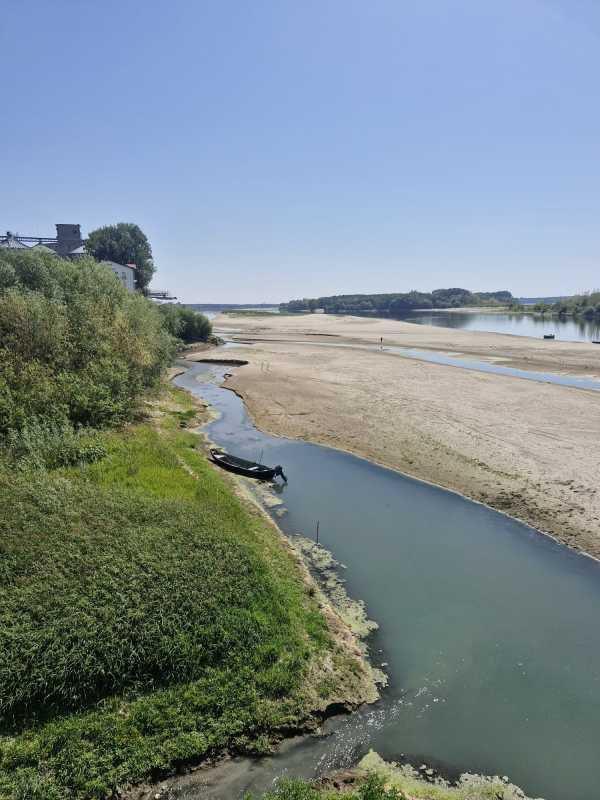 Olt: Portul turistic și cel comercial din Corabia, blocate din cauza nivelului scăzut al Dunării (GALERIE FOTO)