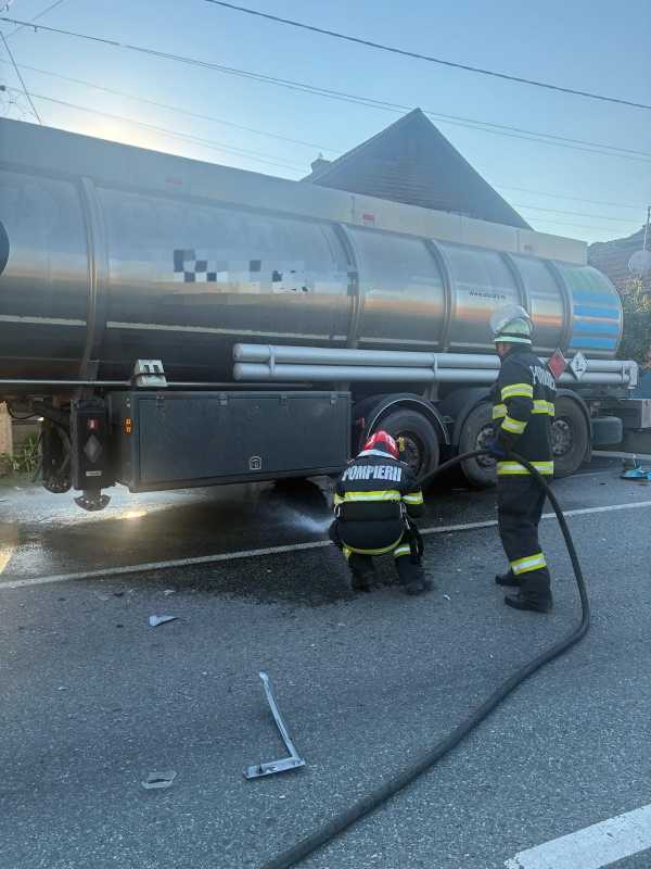 Alba: Trafic blocat pe DN 1, la Unirea, în urma unui accident cu o cisternă încărcată cu motorină