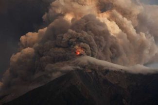 Erupția vulcanului Fuego din Guatemala se intensifică; au fost ordonate evacuări preventive