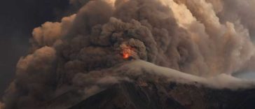 Erupția vulcanului Fuego din Guatemala se intensifică; au fost ordonate evacuări preventive