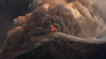 Erupția vulcanului Fuego din Guatemala se intensifică; au fost ordonate evacuări preventive
