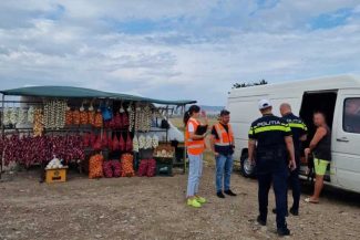 Buzău: Comerțul de legume de-a lungul DN2 (E85) – pericol pentru vânzători, cumpărători și șoferi