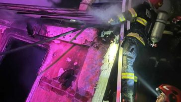 Argeș: Incendiu la o clădire părăsită din Pitești; a fost găsită o persoană carbonizată