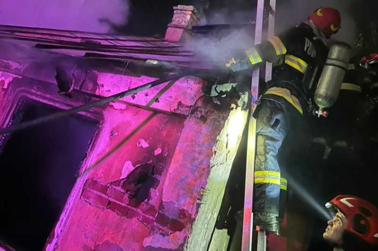 Argeș: Incendiu la o clădire părăsită din Pitești; a fost găsită o persoană carbonizată