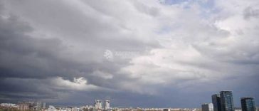 Averse torențiale, vijelii și descărcări electrice în majoritatea regiunilor, joi și vineri (meteorologi)