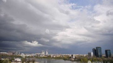 Averse torențiale, vijelii și descărcări electrice în majoritatea regiunilor, joi și vineri (meteorologi)