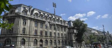 Trafic restricționat sâmbătă în zona Universității București din cauza instalării unei macarale