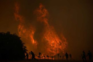 Pompierii, mobilizați în continuare împotriva incendiilor în Balcani