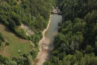 Buzău: Apel la utilizarea responsabilă a apei pe Valea Slănicului; să se evite umplerea piscinelor, spălarea autovehiculelor și a aleilor