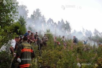 Caraș-Severin: Pompierii și silvicultorii continuă operațiunile de stingere a incendiului în zona Lindenfeld