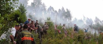 Caraș-Severin: Pompierii și silvicultorii continuă operațiunile de stingere a incendiului în zona Lindenfeld