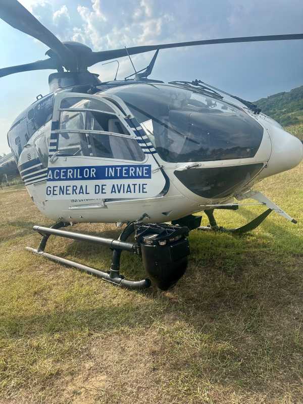 VIDEO Bacău: Căutări cu un elicopter, drone și câini de urmă pentru găsirea unei fete de 11 ani