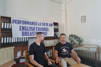 Hunedoara: Bibliotecarul Avram Iancu își marchează cei 50 de ani înotând Canalul Mânecii în stilul bras