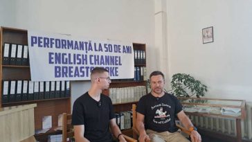Hunedoara: Bibliotecarul Avram Iancu își marchează cei 50 de ani înotând Canalul Mânecii în stilul bras