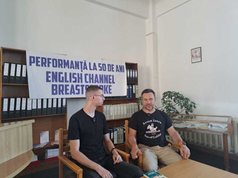 Hunedoara: Bibliotecarul Avram Iancu își marchează cei 50 de ani înotând Canalul Mânecii în stilul bras