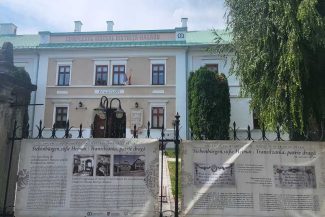 Bistrița-Năsăud: Tradiția textilelor cu mesaje din casele săsești, revelată pe simezele Complexului Muzeal (GALERIE FOTO)