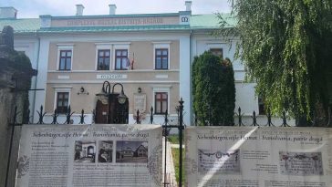 Bistrița-Năsăud: Tradiția textilelor cu mesaje din casele săsești, revelată pe simezele Complexului Muzeal (GALERIE FOTO)