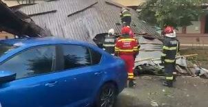 Sibiu: Acoperișul unui bloc s-a prăbușit peste mai multe autoturisme; nu sunt victime
