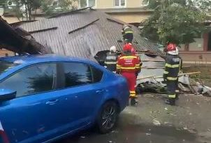 Sibiu: Acoperișul unui bloc s-a prăbușit peste mai multe autoturisme; nu sunt victime