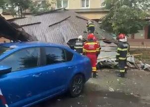 Sibiu: Acoperișul unui bloc s-a prăbușit peste mai multe autoturisme; nu sunt victime