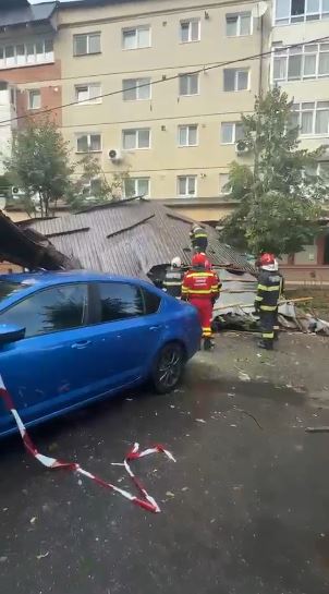 Sibiu: Acoperișul unui bloc s-a prăbușit peste mai multe autoturisme; nu sunt victime