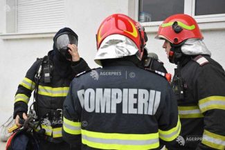 Vâlcea: Incendiu într-un bloc la Alunu; bărbat găsit decedat în stradă, o femeie a fost salvată de pompieri