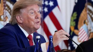 Donald Trump denunță drept ‘o rușine națională’ decizia instanței de a bloca sala de bal de la Casa Albă