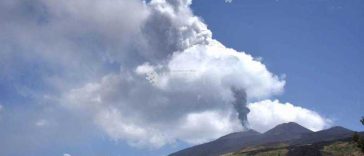 Italia/ Fumul degajat de erupția vulcanului Etna duce la suspendarea aterizărilor pe aeroportul din Catania