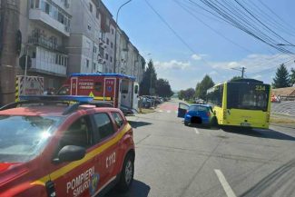 Sibiu: Patru tineri răniți în urma unui accident între un autobuz și un autoturism condus de o șoferiță de 18 ani